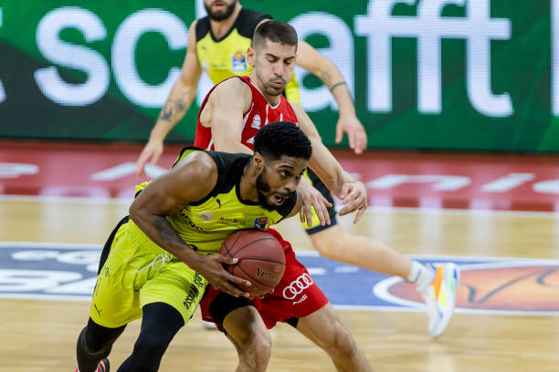 球员形成对 球员形成对